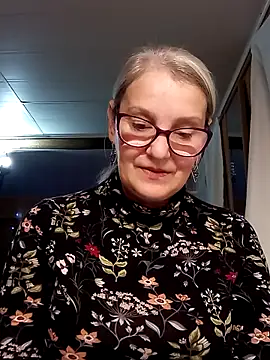 irinamaux live cam screenshot female from Russia on CUM.show – Splashy Live Cam Performances
