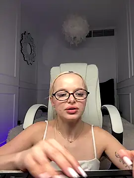 miss blondiee