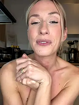 lola_tentatiion's Stripchat show and profile