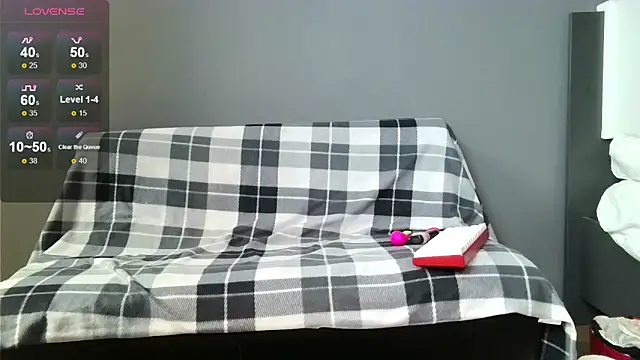 Laura_pinky
