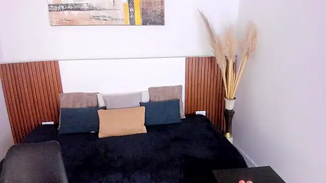 Sophia_curvy1