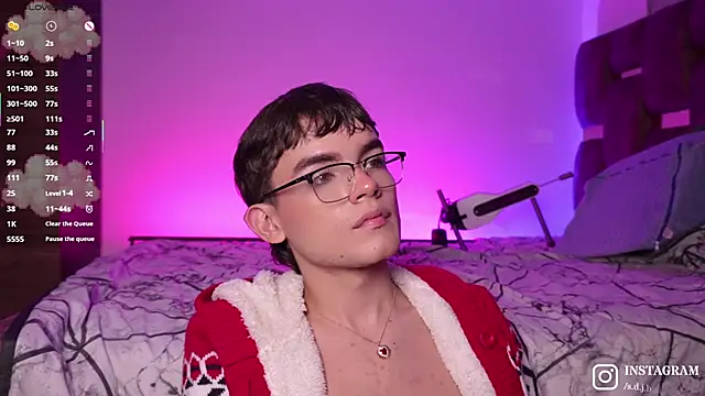 angelo_018 (M twink) - Body tour and dick hard or fingers ass