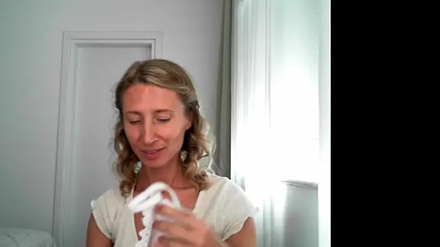 paevoa (F milf) - take off pajamas