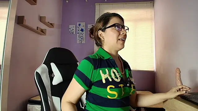 luna_desiree (F milf) - sweet milk on my tits