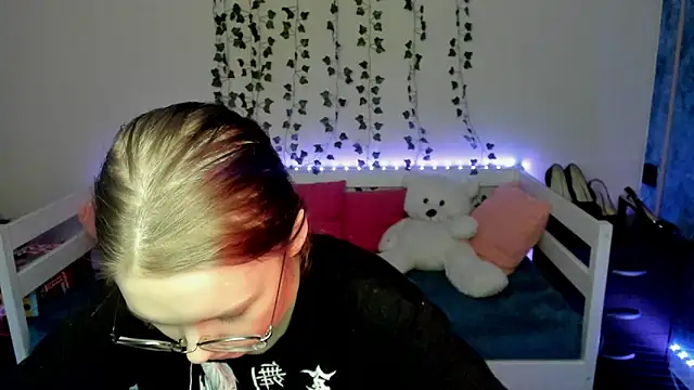shy_elina01