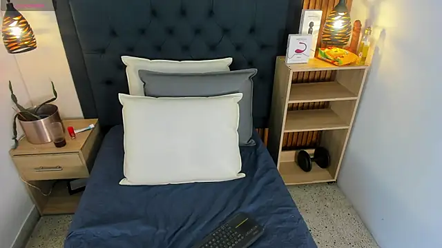 sara_stone17 - SARA_STONE17's free webcam