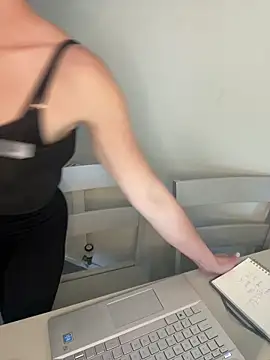 sweetsolez (F young) - Distract me on a work zoom call😜 📞 💦