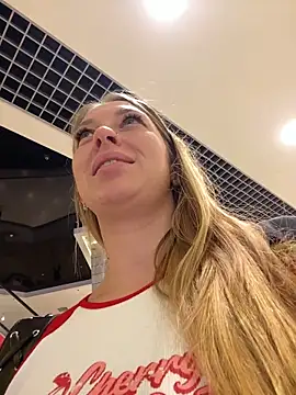 sweet___emily (F young) - SUCK fingers naughty around men ?