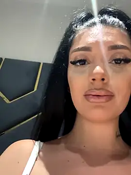 amirahylerr (F young) - Close up boobies play with spit