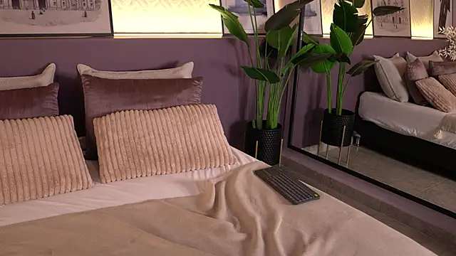 ElleDiane webcam
