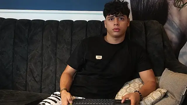 ethan_occonor (M twink) - two fingers in my ass