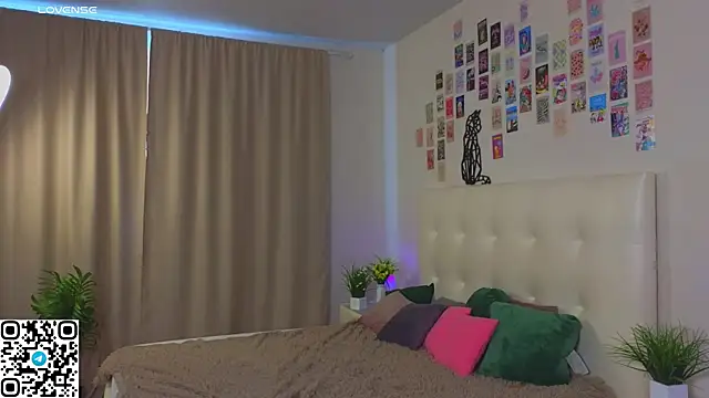 oliviabr0wn0 (F young) - 💜Play with Bare Nipples 💜