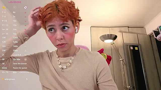 colette_e (F young) - Dildo +Squirt
