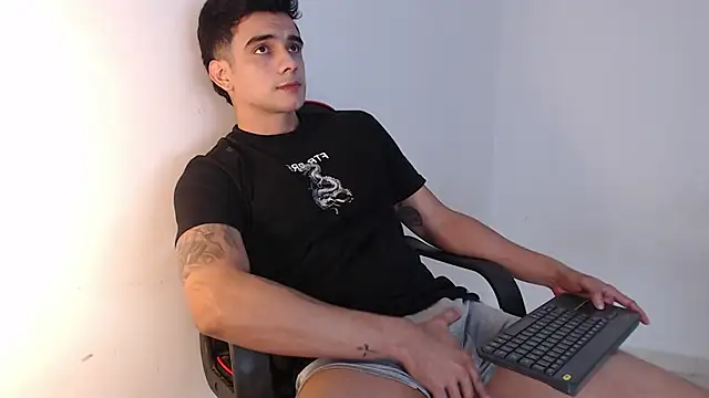 adam_levis17