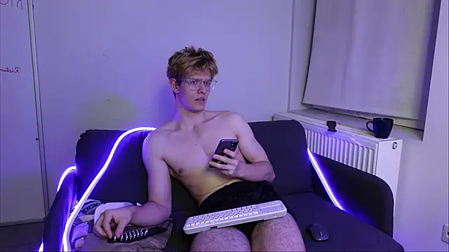 logan_fraser (M twink) - pay my rent ;D