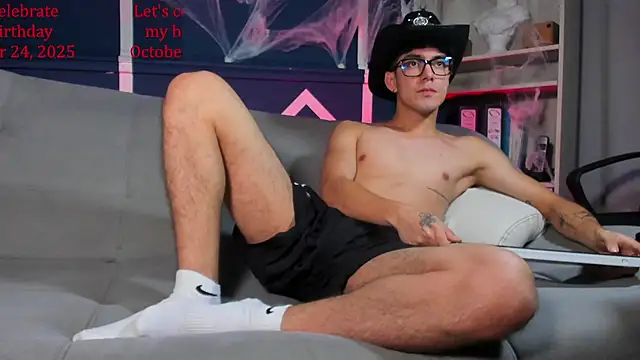 etham_wolf_ webcam