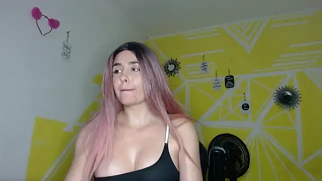 Nikolle_Rouss webcam
