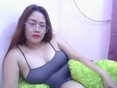 WildPussy4uxx webcam