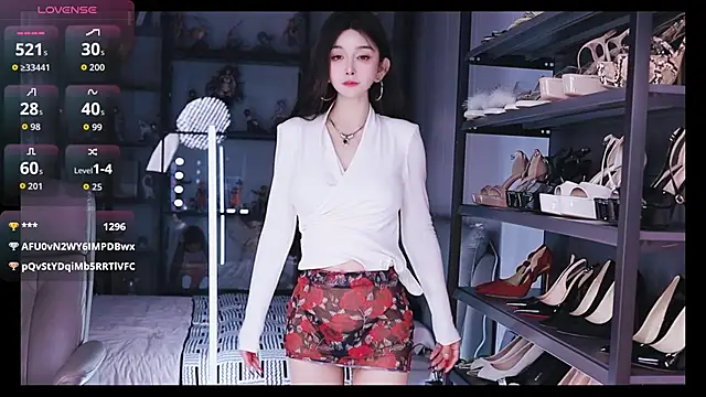 Liora- live cam screenshot female on Ufotopia – Live Cams & Video Chat Community
