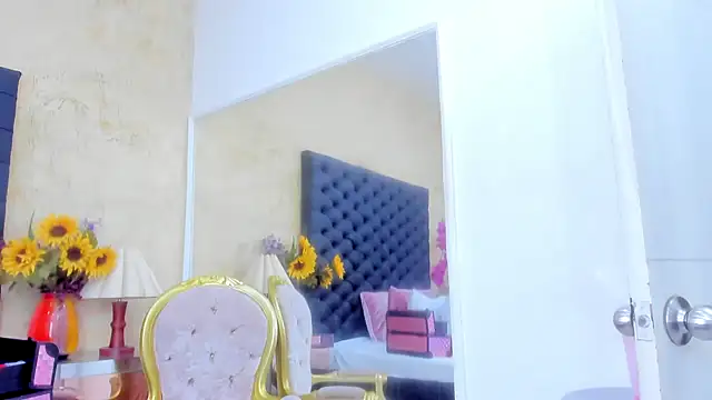 NahomiWhitel webcam