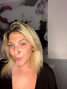 LittleMissEeve webcam