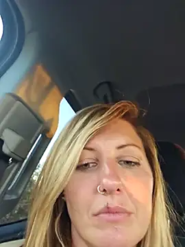 SheIsSomething webcam