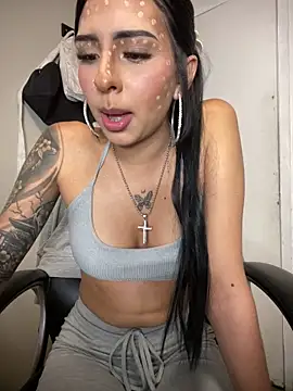 Hilary_pinkk webcam