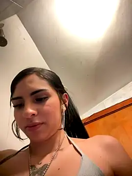 Hilary_pinkk webcam
