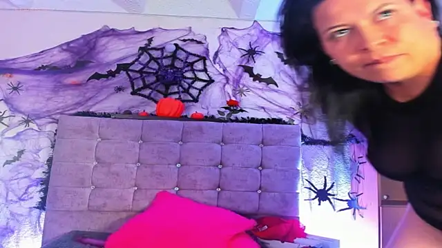 carla_jones5463 webcam