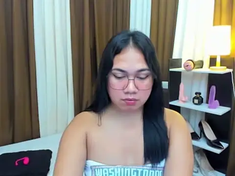 TsUncutKaren webcam