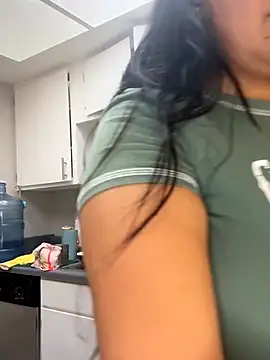 latina_curvy22 webcam