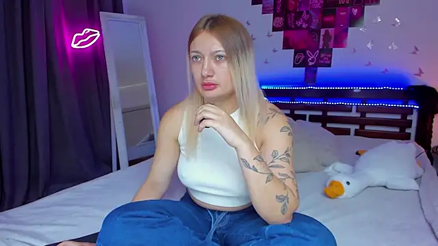 MikkiShowww webcam