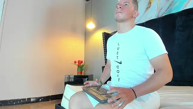 troy_jasson2 (Ask my age) - ALL NAKED 😈