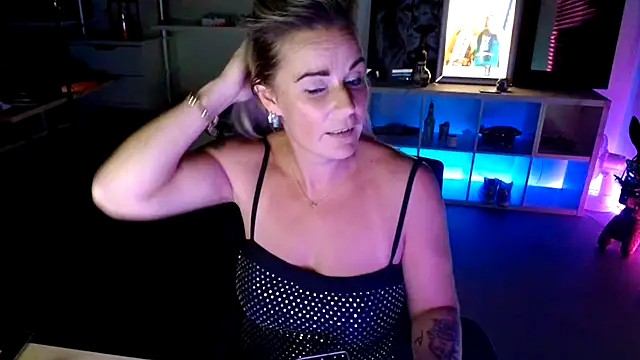 MystiqueMaven webcam