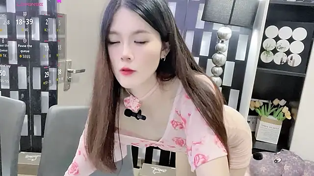 yueyue-mm (F young) - 脱下内内用嘴咬住M腿,小粉塞入5分钟
