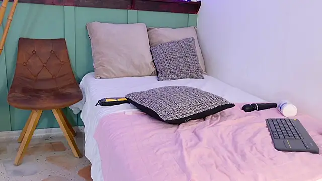 amara-w (F teen) - take my orgasm in your mouth