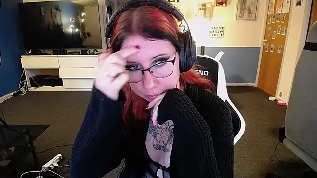 tattooedgirldk (Ask my age) - oil the boobs up!!