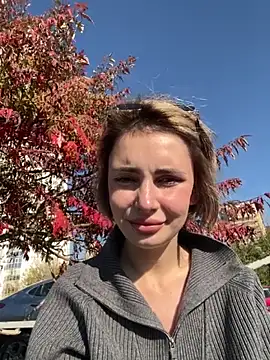 sandracarter (F young) - Play with nipples in park