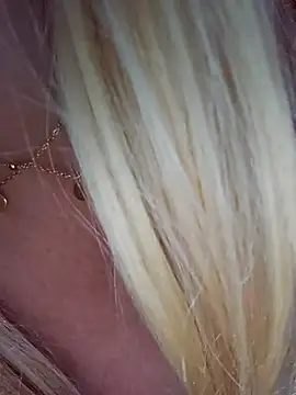Hornyblond_Bella