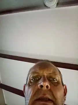 LyrateMarathon live cam screenshot male from South Africa on CUM.show – Splashy Live Cam Performances
