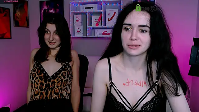 riley_sanders webcam