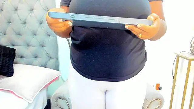 nahiroby_ebony webcam