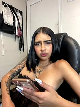 Hilary_pinkk webcam