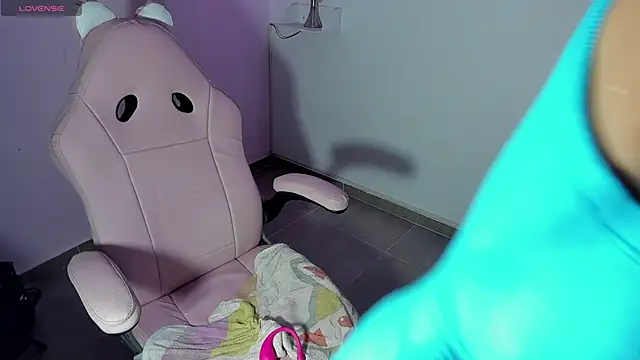 nahomy_ember webcam