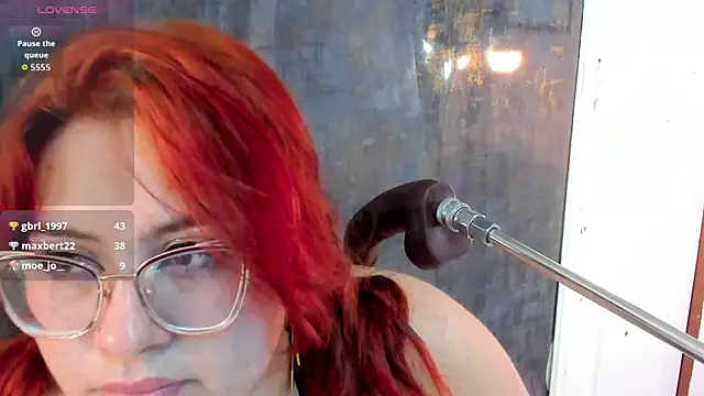 alana_glasses webcam