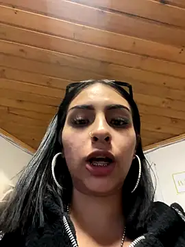 Hilary_pinkk webcam