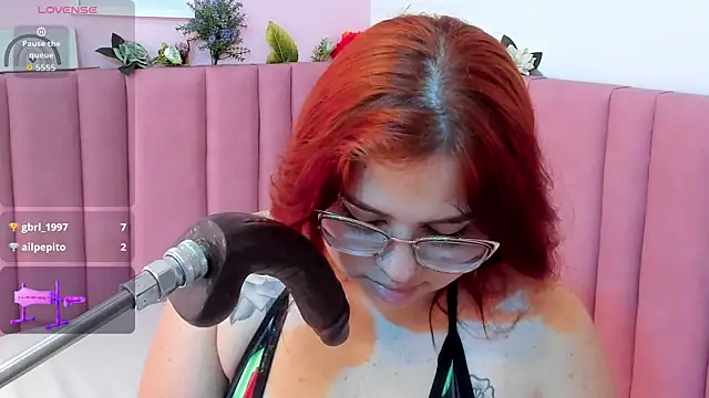 alana_glasses webcam