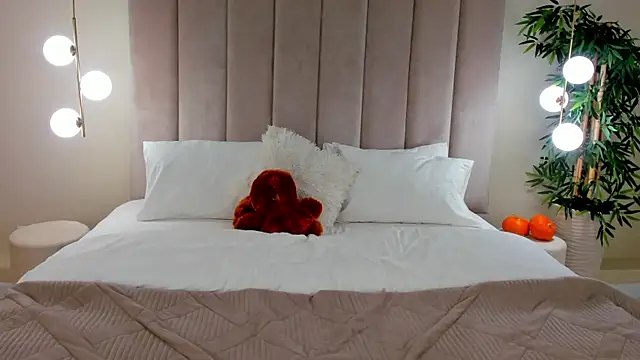 KiraHolli webcam