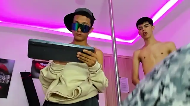 TWINKS_FRIENDS webcam