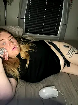 CurvyGirlMyla webcam